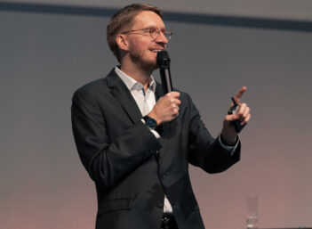 Giles Daoust prenant la parole lors d'une allocution.