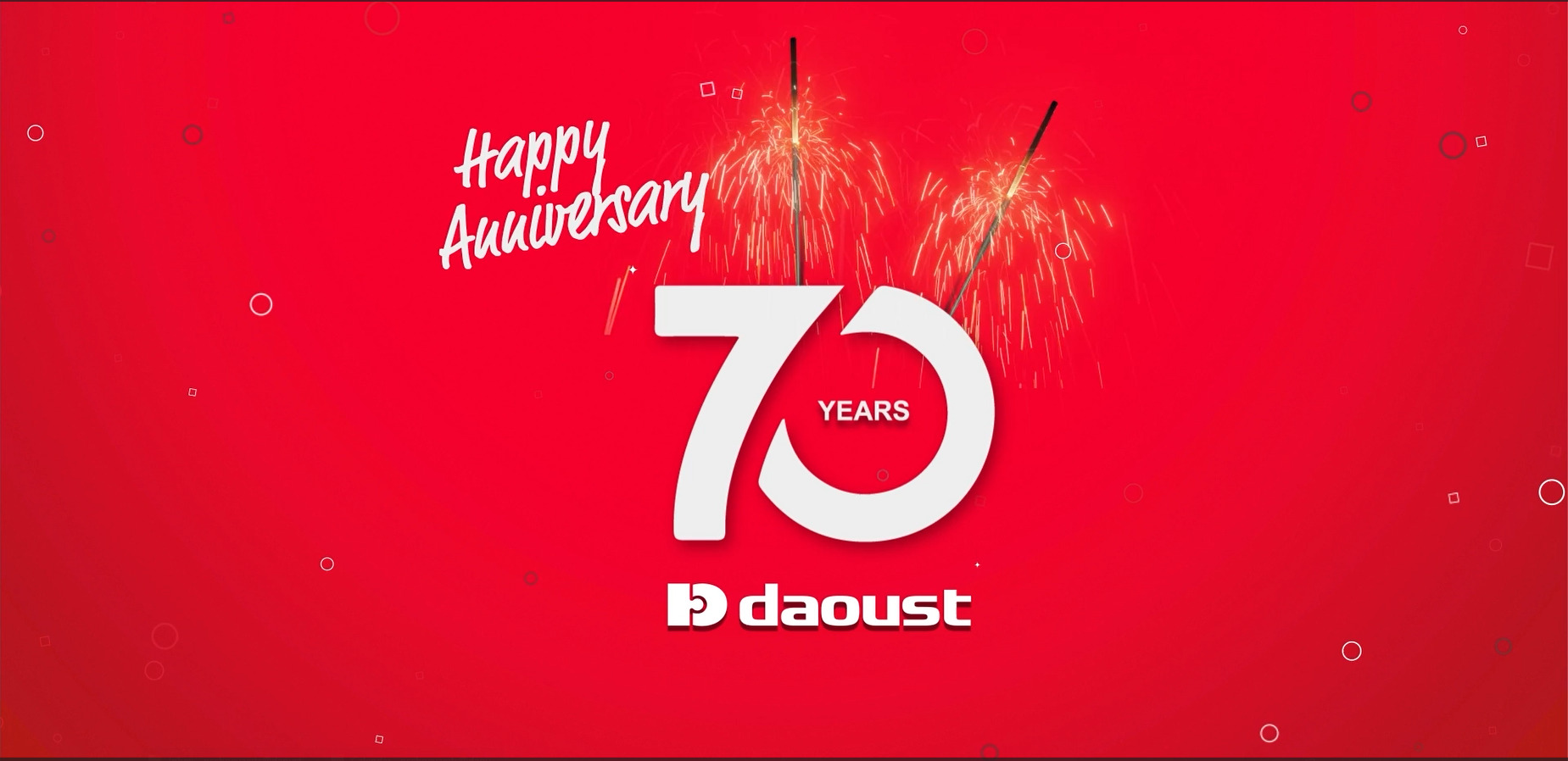 Logo des 70 ans de Daoust surmonté de feux de bengale et sur un fond rouge festif.