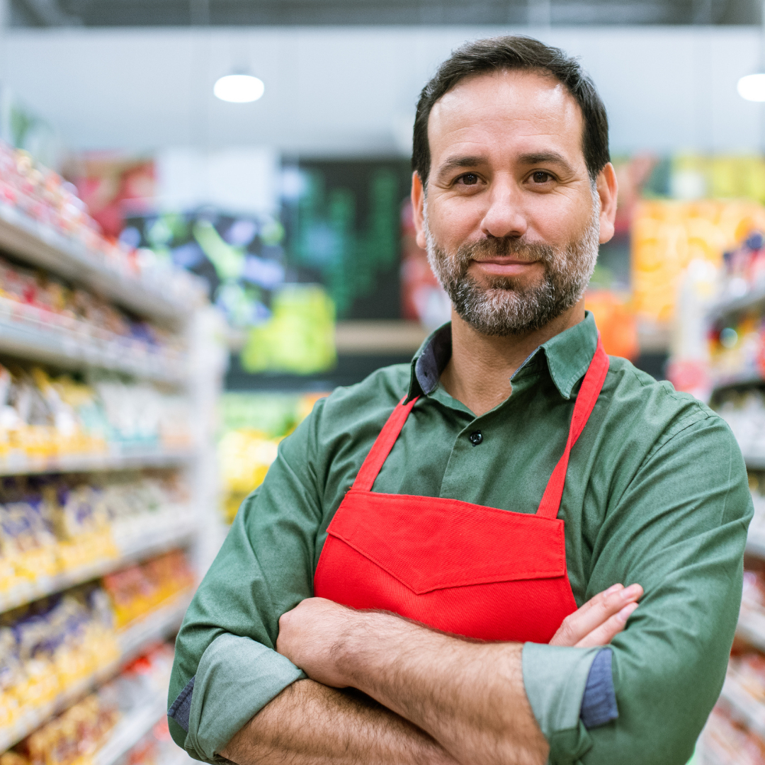Employé de magasin dans les rayons d’un supermarché