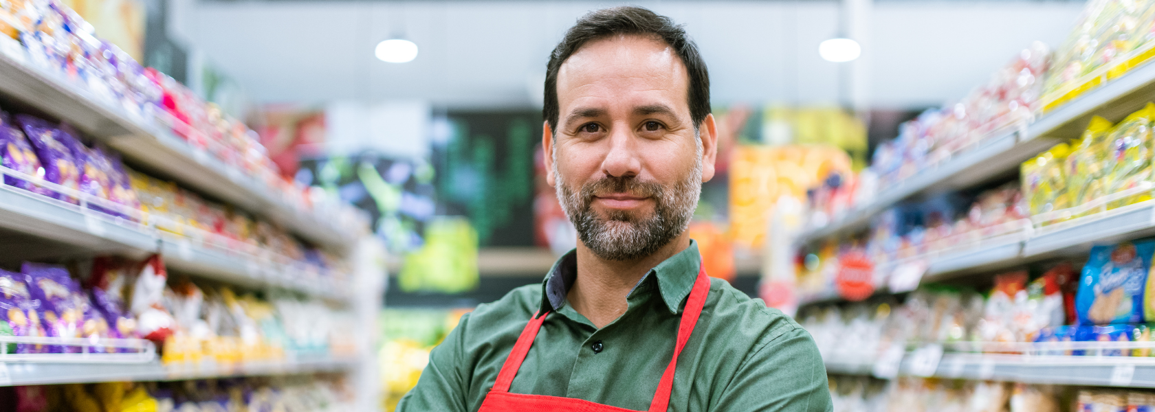 Employé de supermarché dans un rayon de magasin